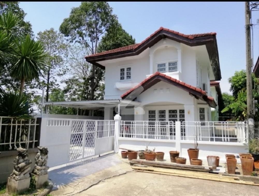 For RentHouseMin Buri, Romklao : Beautiful house on the corner, quiet, full of relaxation, easy to enter the city. The pink and orange electric train lines, the beginning of the line, the village is next to the main road, Suwinthawong. There are two ways to enter and exit from the house.