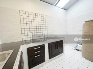 For RentTownhousePathum Thani,Rangsit, Thammasat : Townhouse for rent, Chomfa Warangkun Village, Khlong 2