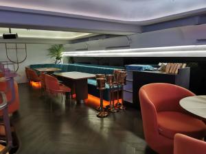 เซ้งร้านค้า ร้านอาหารนานา : Newly refurbished Bar and Restaurant for Sale and rent on Soi 11