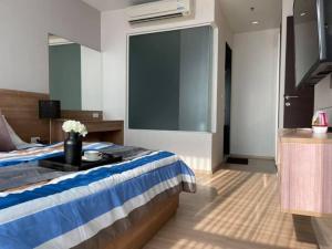 For RentCondoSathorn, Narathiwat : For Rent Excellent & Tranquil unit in the middle of Sathorn just 150 m. distance from BTS Saphan Taksin