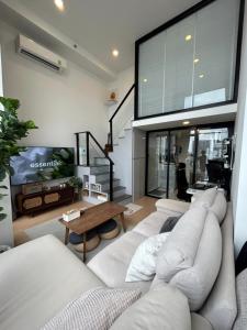 For SaleCondoKasetsart, Ratchayothin : Loft room for sale, ceiling height 4.2 meters, only 5.09 million baht!! [KnightsBridge Space Ratchayothin] - Total area 38 sq m. / Call 065-8219716 Ice / Must hurry. The room is very beautiful, decorated in a minimalist style. BTS Ratchayothin is really w