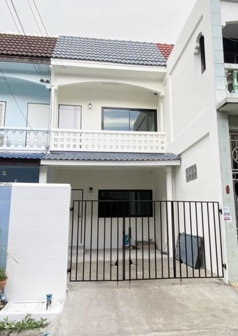 For SaleTownhousePinklao, Charansanitwong : Selling at the cheapest price. Townhouse beautifully renovated, ready to move in, Charan 35, Ratchaphruek exit, good location, if interested call: 0922829196