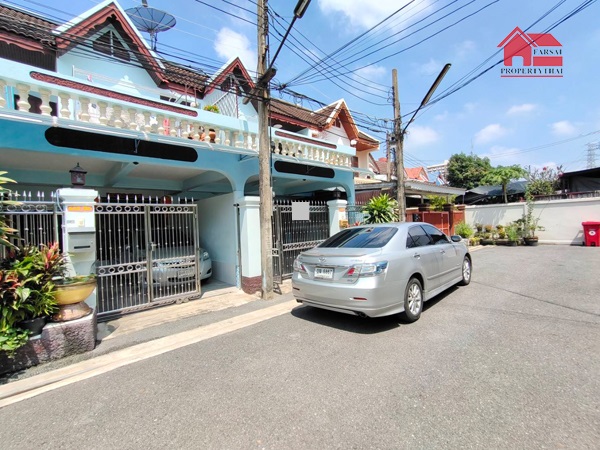 For RentHouseLadprao, Central Ladprao : Townhouse for rent, 2 floors, area 30 sq m, area 180 sq m, 3 bedrooms, 2 bathrooms, 4 air conditioners, fully furnished, Ratchada Road, Huai Khwang District, rental price 35,000 baht/mo.