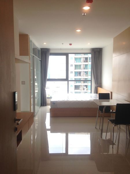 For RentCondoSiam Paragon ,Chulalongkorn,Samyan : Ideo Q Chula - Samyan【𝐑𝐄𝐍𝐓】🔥 The minimal room is wide, with a lot of storage layers. View of Hua Lamphong Temple Near Sam Yan Mit Town, January 67 🔥 Contact Line ID: @hacondo