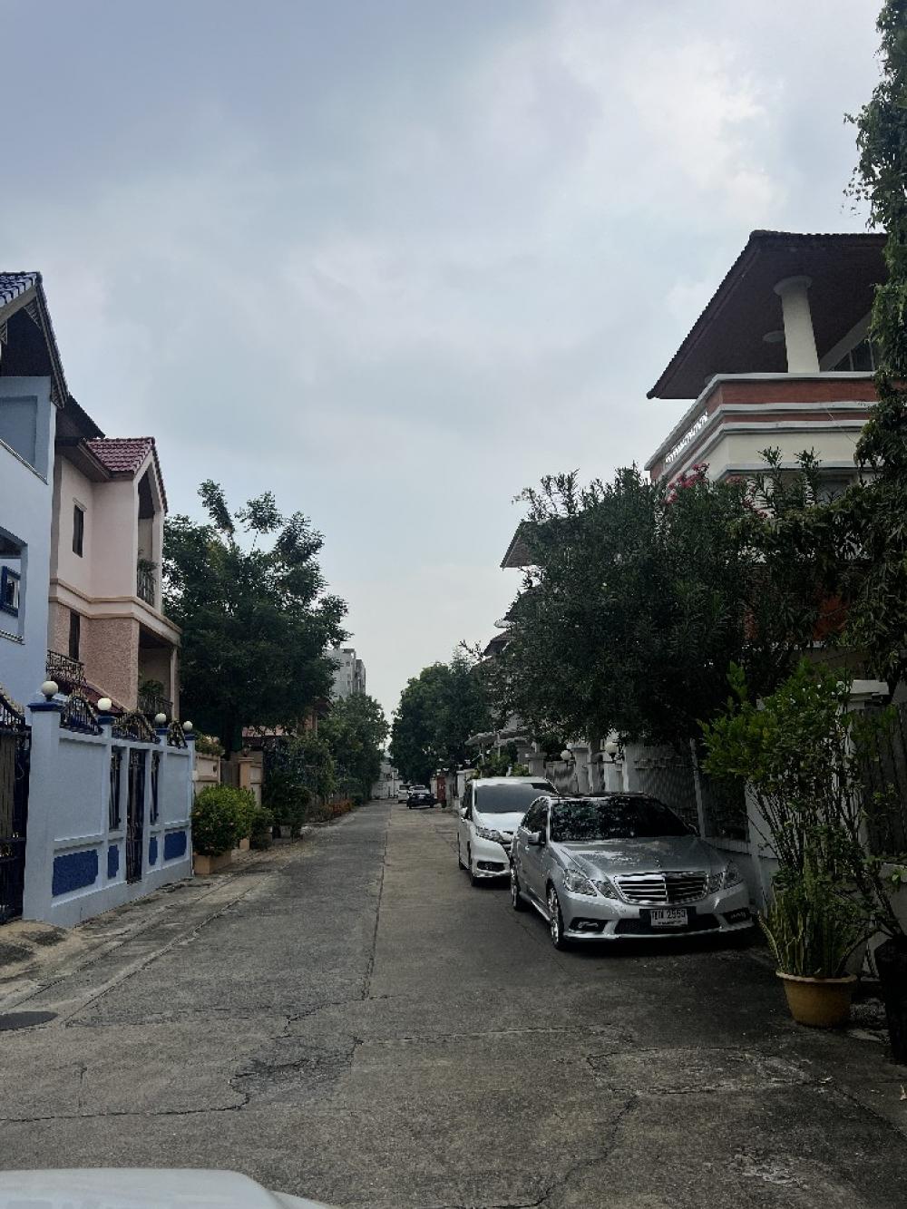 ขายทาวน์เฮ้าส์/ทาวน์โฮมอารีย์ อนุสาวรีย์ : Urgent sale! Townhome  Arirak Village. Soi Aree Samphan 1(Soi Ratchakru) 55.4 sq m. 3.5 floors, 3 bedrooms, 4 bathrooms, parking for 2 cars, selling price 32million. Tel: 098-916-3632 ขายด่วน! ทาวน์โฮม ม.อารีย์รักษ์ ซอยอารีย์สัมพันธ์1(ซอยราชครู)