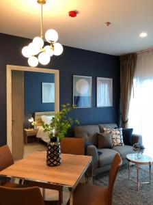 For SaleCondoRatchadapisek, Huaikwang, Suttisan : Very beautiful room!! Noble Revolve2 with 2 bedrooms, 1 bathroom, beautifully decorated, fully furnished, next to MRT Cultural Center, 80 m. If interested, make an appointment to see the room, 097-953-6263 Aum.