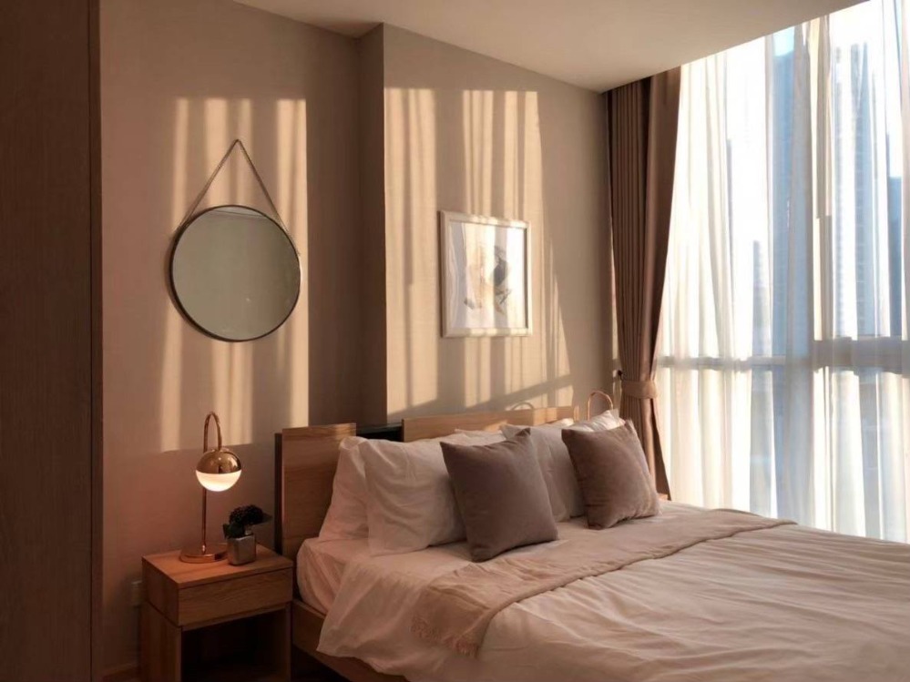For SaleCondoRatchadapisek, Huaikwang, Suttisan : Fully decorated, very beautiful!! Noble Revolve Ratchada 2 with 1 bedroom, fully furnished, next to MRT Cultural Center, 80 m. If interested, make an appointment to view the room, 097-953-6263 Aum.
