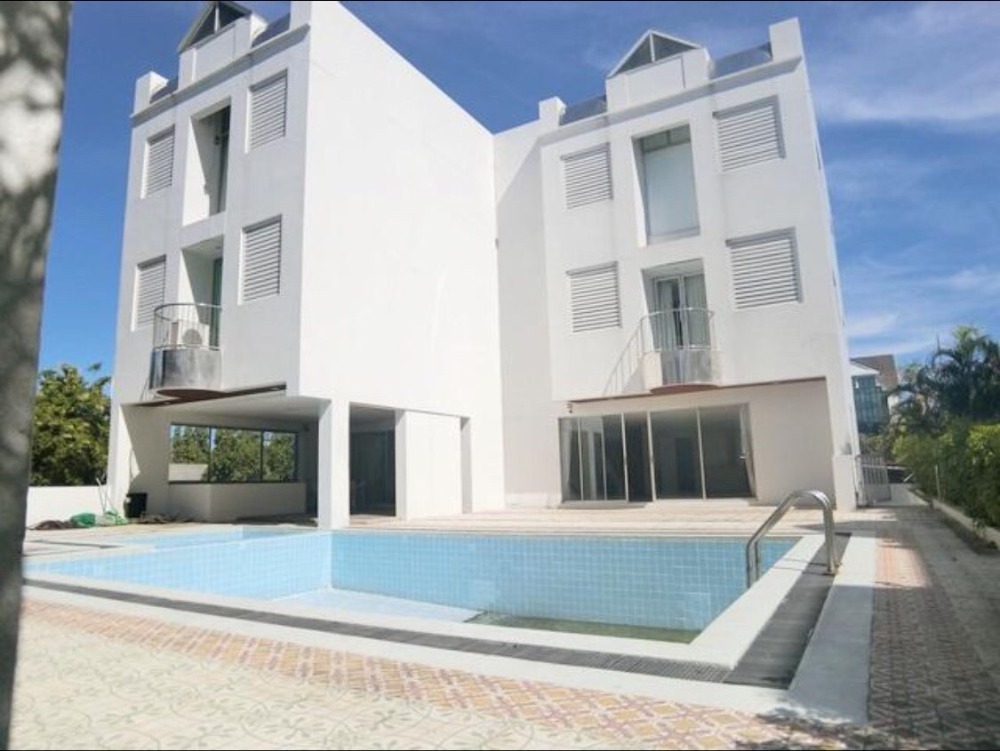 For RentTownhouseRama9, Petchburi, RCA : Large townhome for rent, lots of usable space, private swimming pool, 8 bedrooms, 12 bathrooms, fully air conditioned, no furniture, rental price 80,000 baht, Rama 9 Road.