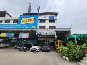 For SaleShophouseSamut Prakan,Samrong : For sale: 2 Racha Thewa shophouses, urgent! 79 wa, has parking for many cars.
