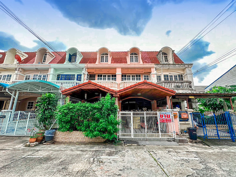 For SaleTownhousePinklao, Charansanitwong : 2 townhouses for sale next to Busarakam Village. Beside Central Pinklao city ​​center
