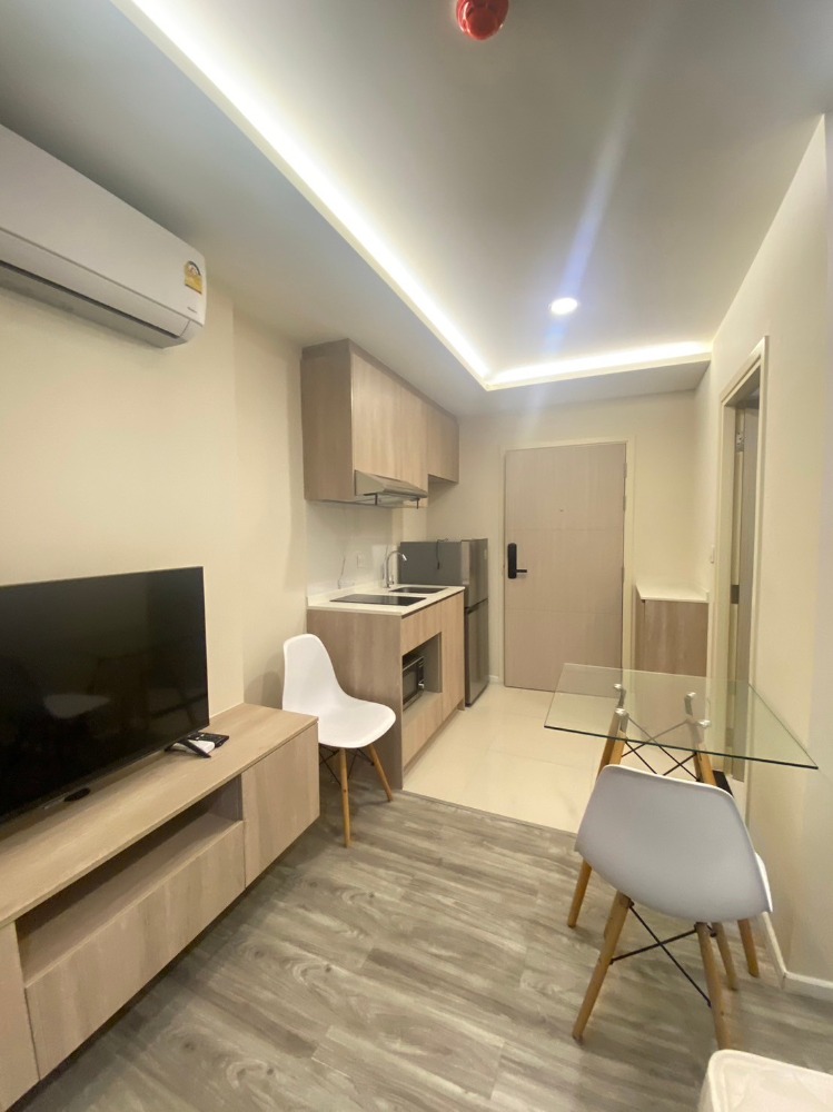For SaleCondoOnnut, Udomsuk : New condo IKON SUKHUMVIT 77, room B201, 3rd floor, Building C, studio room with kitchen, decorated, ready to move in. There is furniture. The machine is fully electric.