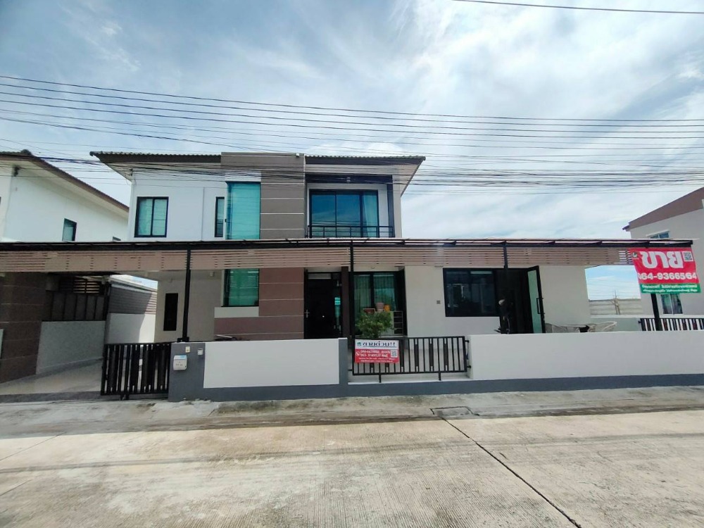For SaleHouseMahachai Samut Sakhon : House for sale in Samut Sakhon, Rama 2, semi-detached house, detached house style. Baan Dee Bang Torad Project The largest house in the project, area 65 sq m. Bought for 6.2 million, selling at a loss of only 4.9 million