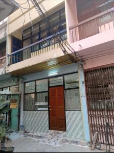 For RentShophouseSathorn, Narathiwat : 3-story commercial building, good location, beautifully decorated, for rent in Sathorn-Silom area, near BTS Surasak, only 500 meters.
