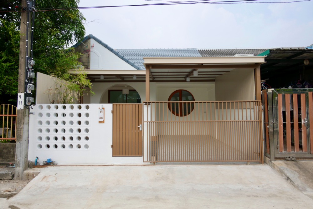 ขายบ้านเกษตร นวมินทร์ ลาดปลาเค้า : ขายทาวน์เฮ้าส์ชั้นเดียว หมู่บ้านทอรุ้ง ซอยนวมินทร์ 111 ขนาด 22.5 ตร.ว. 2 นอน 1 น้ำ ตกแต่งใหม่ทั้งหลัง