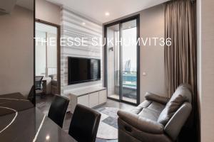 For RentCondoSukhumvit, Asoke, Thonglor : For rent The Esse Sukhumvit 36 (beautifully decorated room, 35th floor)