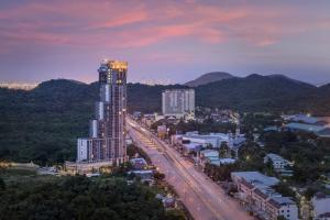 For RentCondoSriracha Laem Chabang Ban Bueng : Fully furnished 3 bedrooms, 3 bathrooms condo for rent with a floor size of 100 square meters at Knightsbridge the Ocean Sriracha building.