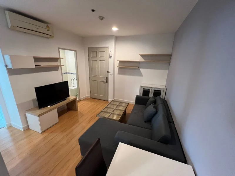 For RentCondoRatchadapisek, Huaikwang, Suttisan : [For rent] Live Ratchada-Sutthisan Condo next to the BTS, fully furnished, ready to move in, 42 sq m., only 15900 baht/month, price negotiable. If interested, contact urgently.