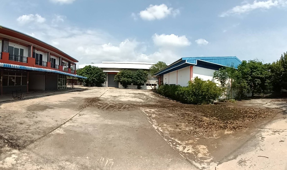 For SaleFactoryPattaya, Bangsaen, Chonburi : #Factory for sale, Phan Thong District, Chonburi, total area 3 rai, has factory, office, rooms, cafeteria. Can store more things, factory age 6 years. Rental price 220,000 baht per month. 3 year contract.