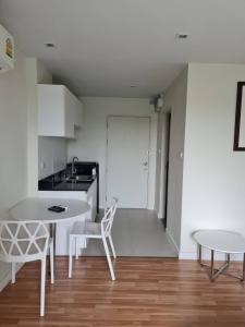 For SaleCondoYothinpattana,CDC : Selling V Condo Ekkamai Ramintra, cheapest in the project. If interested, call 092 461 6629 or contact Line minniemah, very quick response.