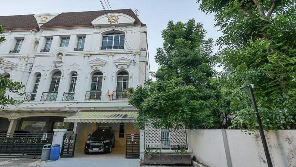 For RentTownhouseRama3 (Riverside),Satupadit : Townhouse for rent, Baan Klang Krung, Grand Vienna Rama 3, ready to move in, FULLY FURNISH, corner unit. There is an area next to the house with a garden inside.