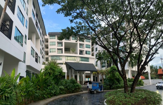 For SaleCondoSriracha Laem Chabang Ban Bueng : Condo for sale, The Sun Condo, Sriracha, located near the city center, convenient travel, built-in entire room, every new item with all electrical appliances, Si Racha District, Chonburi Province.