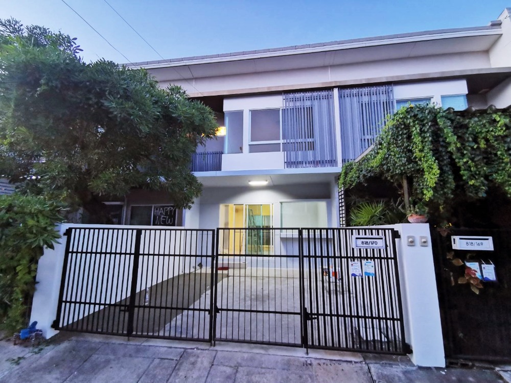 For RentTownhouseRathburana, Suksawat : Townhome for rent, Indy Village (2), Pracha Uthit 90, newly decorated, beautiful, ready to move in, near the swimming pool.
