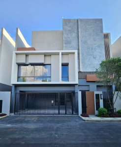 For RentHousePattanakan, Srinakarin : For rent: Luxurious detached house, Bugaan Krungthep Kreetha, Luxury, size 68.00 sq m, usable area 430.00 sq m, 4 bedrooms, 5 bathrooms.