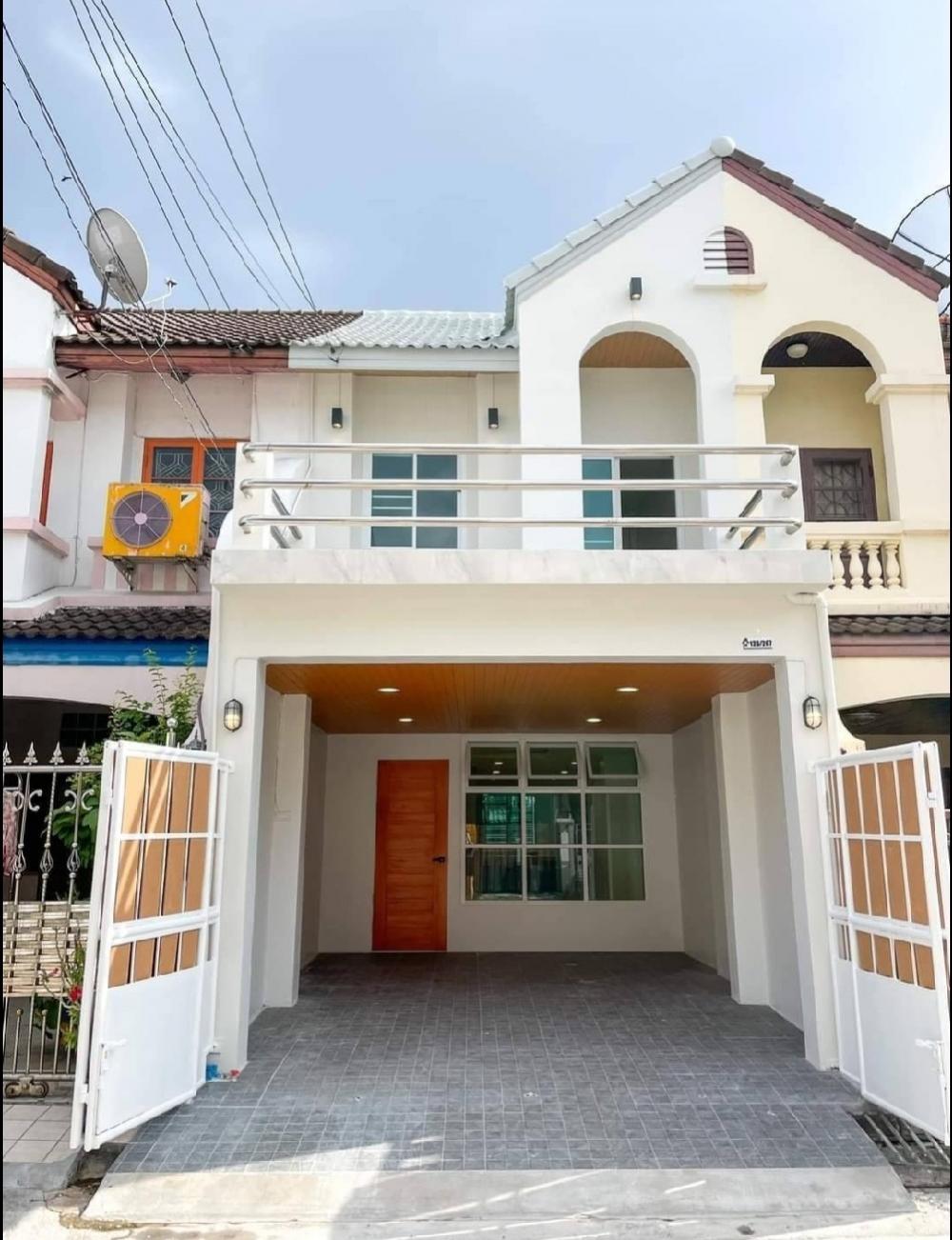 For SaleLandRama9, Petchburi, RCA : 2-story townhouse, fully renovated throughout. Expand to fill the area #gold location Next to Chaengwattana Road, Sailom Village, near Central Chaengwattana‼️ Opposite Jasmine Building The Pink Line electric train passes in front of the village.