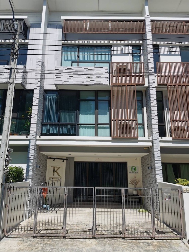 For SaleTownhouseSamut Prakan,Samrong : Beautiful townhome next to Bangna-Trad Road, near Bangkok, number 90/98, good condition, garden location in the middle of the village. Near the clubhouse, ready to transfer, accepting foreign customers.