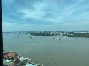 For SaleCondoSamut Prakan,Samrong : This room for sale has a very beautiful view‼️ Knightsbridge Sky River Ocean KNIGHTSBRIDGE SKY RIVER OCEAN 2 bedrooms, 2 bathrooms, 63.5 sq m.