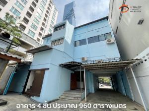 For RentShophouseSilom, Saladaeng, Bangrak : Building for rent with land, Sathorn Building 10, Silom Subdistrict, Bang Rak District, near Sathorn main road, only 130 meters, connected to Silom. St. Louis Skytrain Station