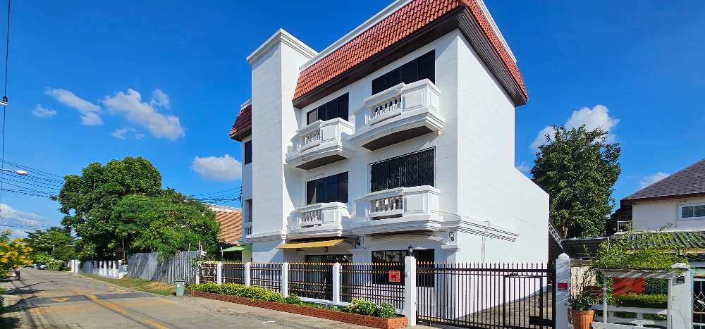 For RentOfficePattanakan, Srinakarin : Office for rent near Sri Udom BTS station, Synphaet Srinakarin Hospital.