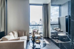 For RentCondoSukhumvit, Asoke, Thonglor : Luxury condo in Thonglor area, near bts The Esse Sukhumvit 36, beautifully decorated, fully furnished, beautifully decorated.