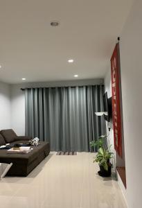 For SaleTownhouseSriracha Laem Chabang Ban Bueng : 2-story townhome, 3 bedrooms, 3 bathrooms, 1 kitchen, 1 office room, parking for 2 cars.