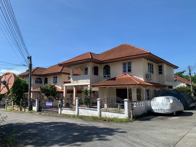 For SaleHouseRayong : 2-story detached house for sale, area 61 sq m.  Ramnut 14 project, very cheap, next to the mountain, good weather. Next to Sukhumvit Road Near tourist attractions and workplaces, Ban Chang Subdistrict, Rayong Province