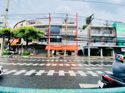 For SaleShophouseKhlongtoei, Kluaynamthai : Selling commercial building, kasem rat junction, usable area of 288 square meters and size 24 square wah, located on Phra Ram 4 Road.
