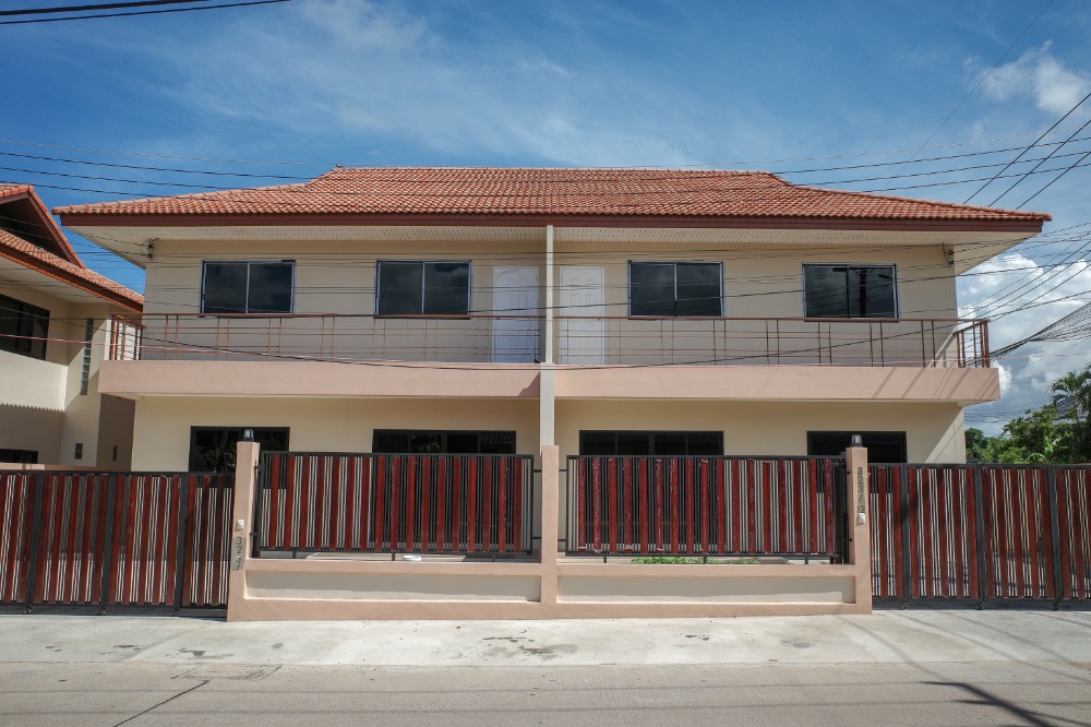 For SaleHousePattaya, Bangsaen, Chonburi : For sale: 2-story twin house, usable area 200 sq m. Baan Suan Sai Project, Pattaya, Bang Lamung, easily makes a home office.