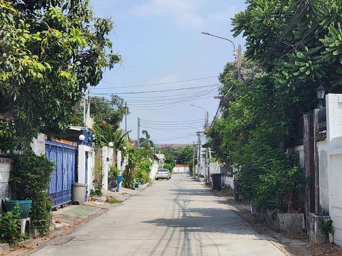 For SaleLandChokchai 4, Ladprao 71, Ladprao 48, : Beautiful plot of land, Soi Chokchai 4, Soi 84, suitable for building a residential house. Special price!!!