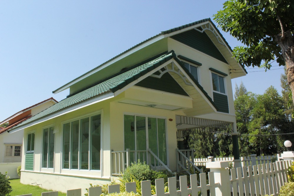 For SaleHouseChachoengsao : Urgent sale!! 2 floors detached house, 80 sq wah, 3 bedrooms, 2 bathrooms, resort atmosphere, near the lake, starting at 2.69 million baht.