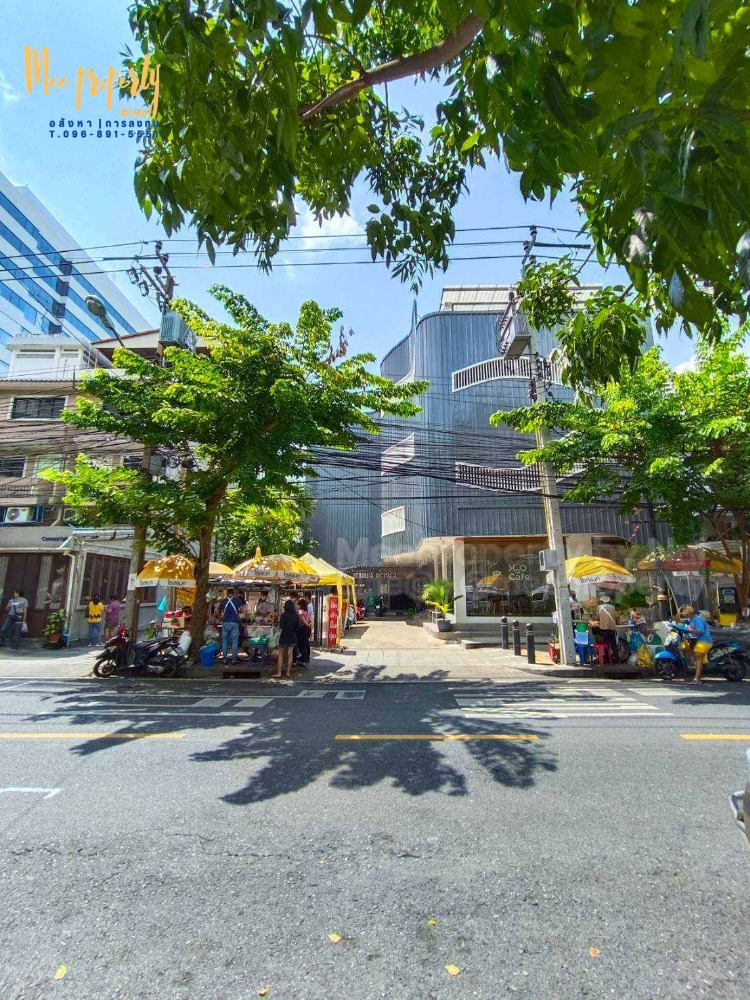 For RentShophouseRama3 (Riverside),Satupadit : The entire building is for rent (4th floor is the rooftop) and the usable space within the building is approximately 1,555 square meters on a land size of 135 square meters. ME-127