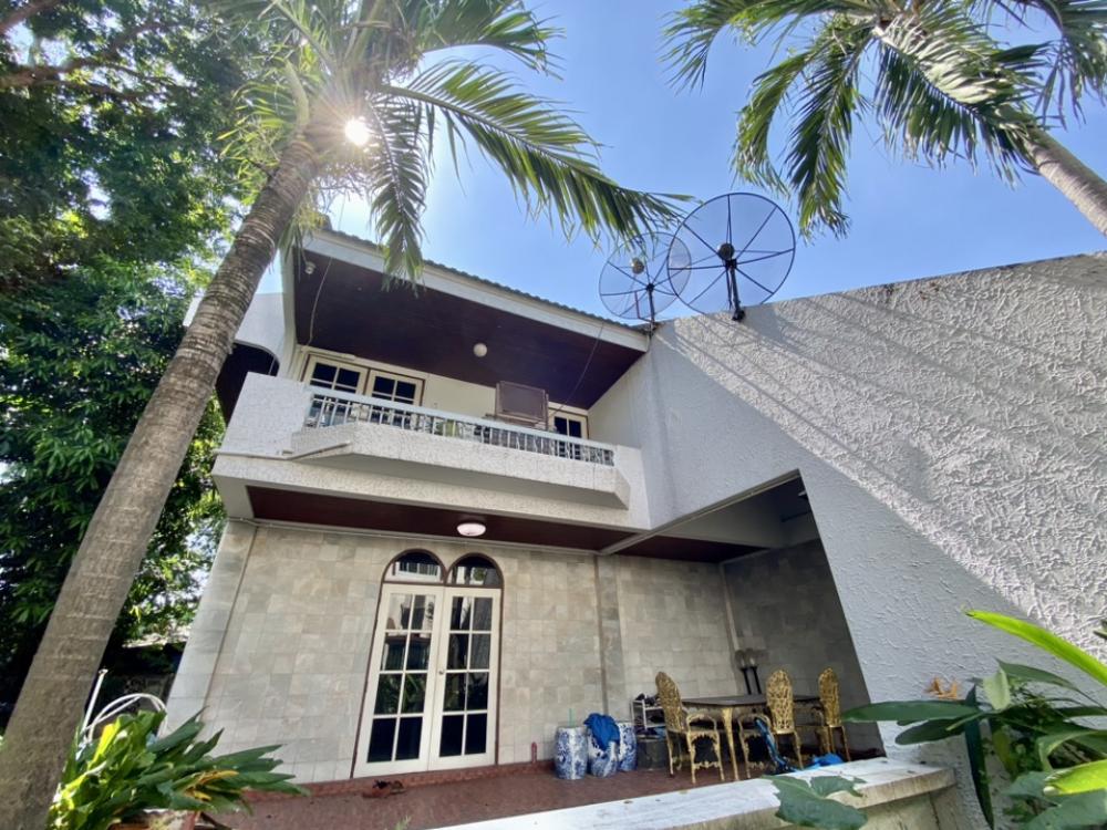 For SaleHouseChokchai 4, Ladprao 71, Ladprao 48, : House for sale with land 199 sq m, Lat Phrao 88, good location, near the main road, along Ramintra Expressway, near the BTS, near Central Eastville.