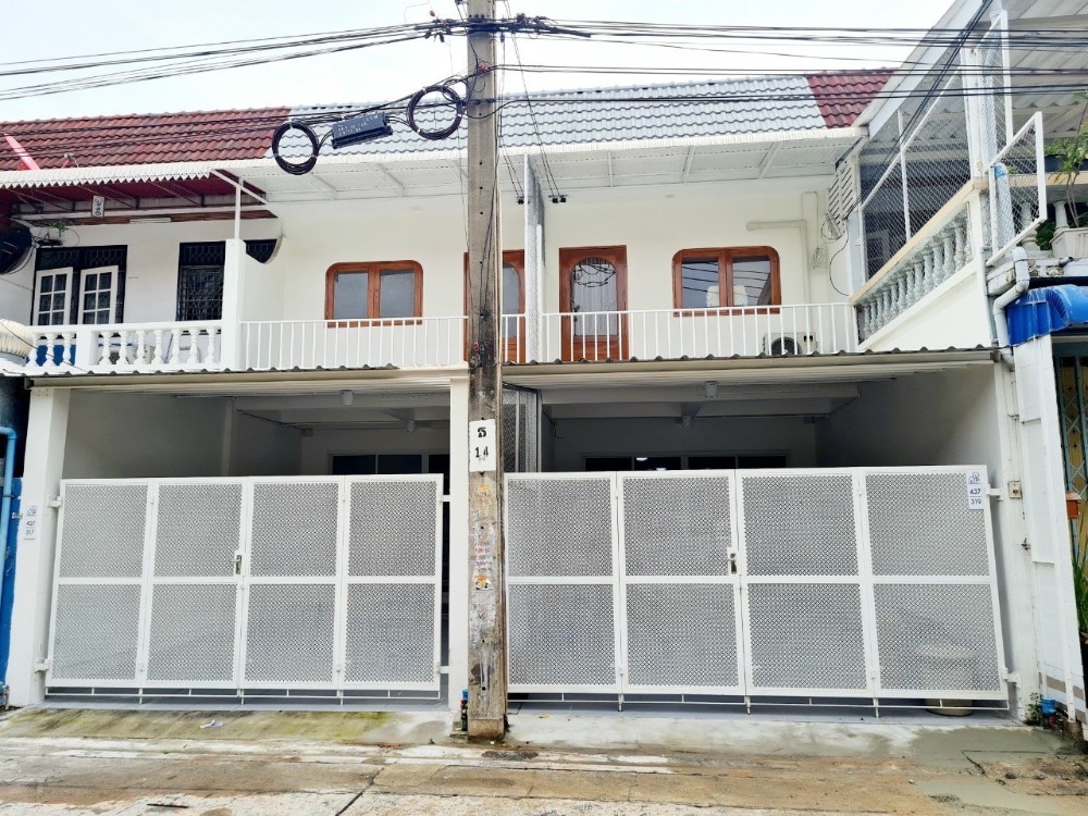For SaleTownhousePinklao, Charansanitwong : Renovated townhouse for sale Newly decorated throughout. Muji Muji is like a cafe, very nice, located in Soi Charansanitwong 35, near Siriraj, very good location.