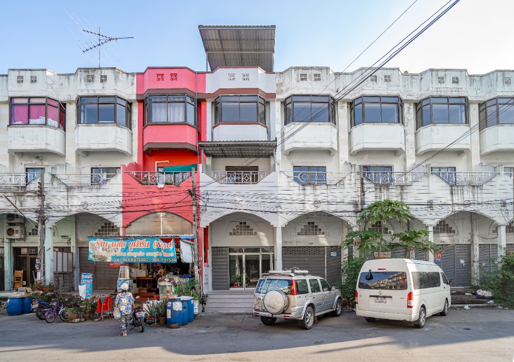 For SaleShophouseLadkrabang, Suwannaphum Airport : ⚡⚡Urgent sale!! Commercial building completely renovated Rungkit Village 9, Soi Romklao 58, size 17.9 sq m, 3.5 floors, price 3.5 million baht, near Suvarnabhumi Airport⚡⚡