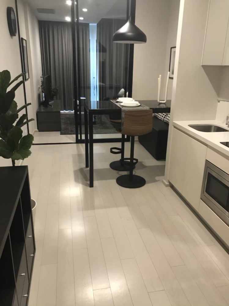 For SaleCondoWitthayu, Chidlom, Langsuan, Ploenchit : There is a private elevator up to the room. There is decorated furniture ready to move in. Located on the top floor, Building A, room size 47 sq m., beautiful, luxurious, and comfortable.