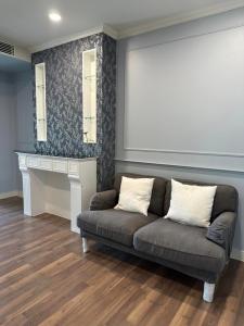 For SaleCondoOnnut, Udomsuk : Condo for sale and rent, The Room Sukhumvit 62, beautiful room, fully furnished, near BTS Punnawithi, good location, convenient travel, unblocked view.