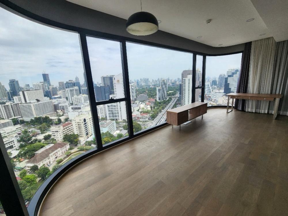 For SaleCondoSiam Paragon ,Chulalongkorn,Samyan : Selling at a loss!!! Cheapest in the building with furniture!! Ashton chula- silom condo 1 bedroom. 1 bathroom size. 31 sq m. Lumpini Park view, very beautiful. Samyan MRT. Price only 17,790,000 mb. # Opposite the university. Chula 062-6562896. Ray 😄 line