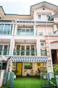 For RentTownhouseYothinpattana,CDC : Luxurious 4-storey townhome, beautifully decorated, complete with furniture and electrical appliances, for rent in Ramindra-Pradit Manutham area, near Makro Food Service, Pradit Manutham, only 400 meters.