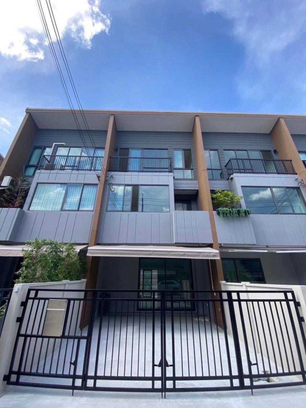 For RentTownhouseOnnut, Udomsuk : Townhome for rent, 20 wa, usable area 148 sq m, 3 bedrooms, 3 bathrooms, 2 parking spaces, amenities. 🏊🏋️‍♂️🌿Swimming pool, fitness, public park, CCTV system, 24-hour security guard, On Nut Road 70