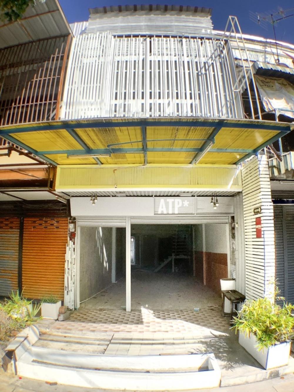 For RentShophouseLadprao101, Happy Land, The Mall Bang Kapi : ** For rent ** Newly renovated shophouse, next to the main road, near the Bang Kapi-Nawamin intersection at the beginning. There is parking behind the building.