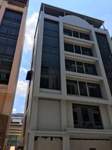For RentShophouseRatchadapisek, Huaikwang, Suttisan : For rent office building  in the business area, Ratchada Road, near MRT Sutthisan,  6 floors, 1,000 sq,m  8 room 12 bath newly decorated with elevator to the 6th floor. Rental price 120,000 baht/month ​